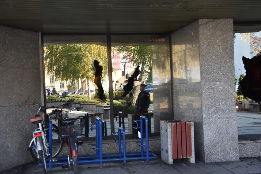Wybite szyby w budynku Urzędu Miasta w Częstochowie! To wandalizm w biały dzień