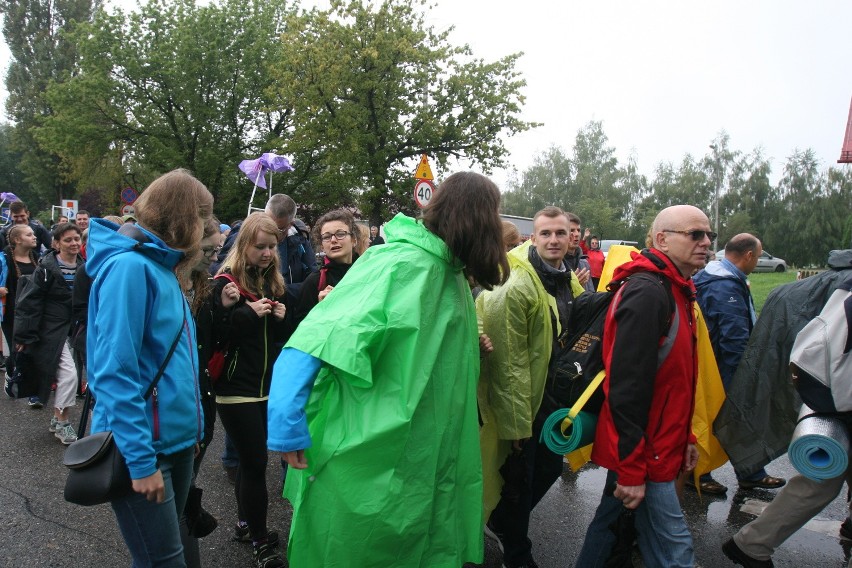 Wyruszyła 25. Piesza Pielgrzymka Diecezji Bielsko-Żywieckiej na Jasną Górę 2016 [ZDJĘCIA]