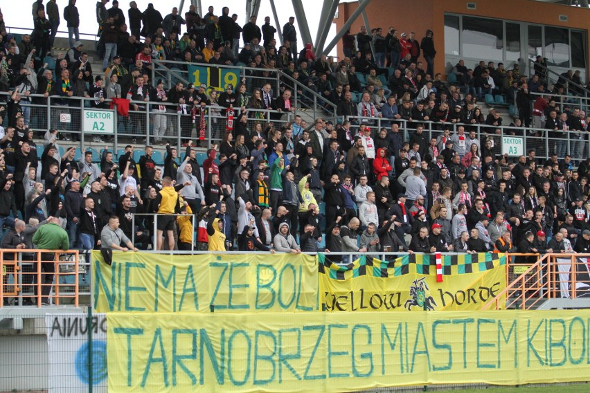 Piłkarskie derby Siarka Tarnobrzeg - Resovia Rzeszów. Byłeś na meczu? Zobacz zdjęcia kibiców na trybunie krytej