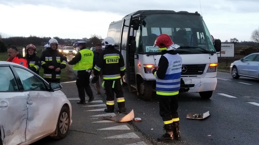 Grożny wypadek w Warzycach. Dwie osoby ranne w zderzeniu autobusu i dwóch osobówek [ZDJĘCIA]