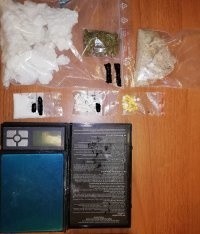 Policjanci wykryli w kilku skrytkach ponad 4 kg narkotyków