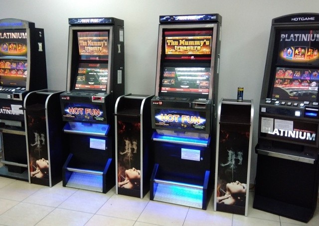 Automaty do nielegalnych gier hazardowych zatrzymanych przez KAS i policję w Jarosławiu i Przemyślu.