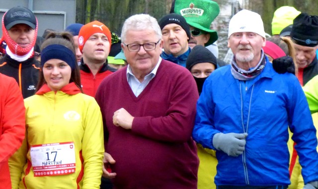 Europoseł Czesław Siekierski (w bordowym swetrze) wystartował w poniedziałek w II Buskim Biegu Sylwestrowym.