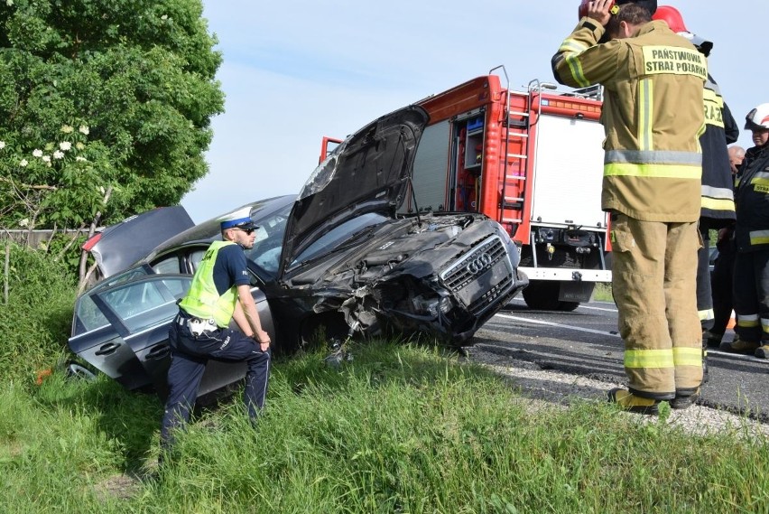 Górno. Samochód w rowie na drodze krajowej numer 74. Co się wydarzyło? [ZDJĘCIA]