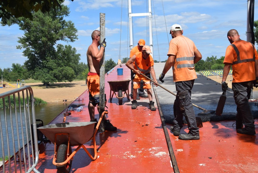 W niedzielę robotnicy zalewali asfalt na "Białym moście" w Sieradzu ZDJĘCIA