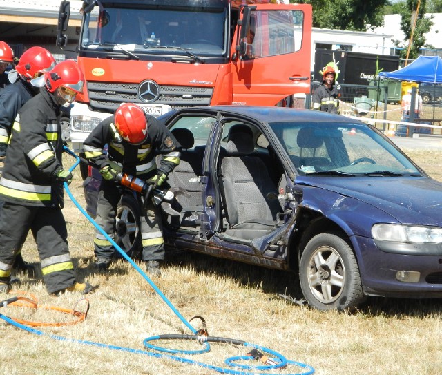 Strażacy rozcinają karoserię nożycami hydraulicznymi, ale to niesie ryzyko np. porażenia prądem i dlatego pomocna może być Karta Ratownicza.