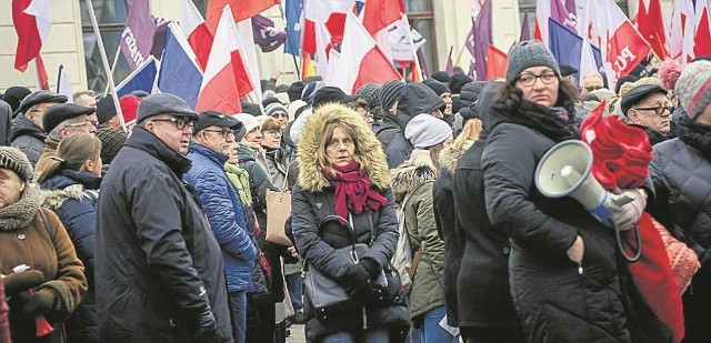 Pikiety przed gmachem Sejmu trwają