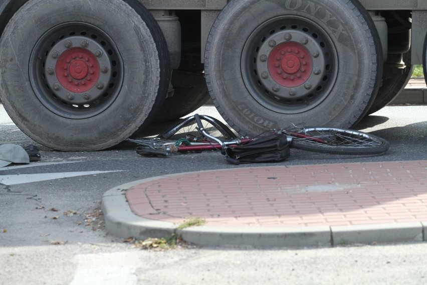 Dramat przy rondzie w Tarnobrzegu – rowerzysta zginął pod kołami zestawu ciężarowego (zdjęcia)