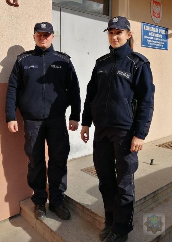 Policjanci z Korfantowa - starszy posterunkowy Fabian Sporek...