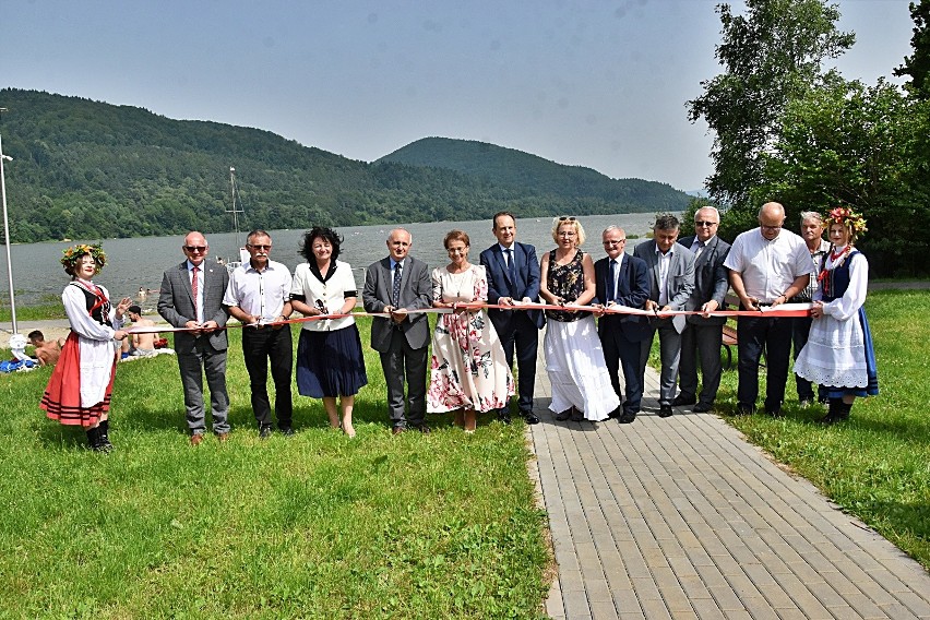 Wstęga przecięta, więc ze wszystkich udogodnień nad jeziorem...