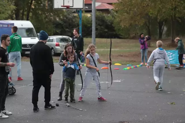 W sobotę, 22 września, w Zielonej Górze Przylepie, w parku odbyło się Święto Pieczonego Ziemniaka! Podczas festynu na przybyłych gości czekało mnóstwo atrakcji. Odbyło się m.in. wielkie rodzinne ognisko przy muzyce. Ponadto można było wziąć udział w kilkunastu konkurencjach sportowych dla małych i dużych oraz w biegu przełajowym w różnych kategoriach wiekowych! Łasuchów z pewnością skusił kącik kulinarny, czy jedzenie donuta na czas. Zobacz też wideo: Co powinniśmy jeść po bieganiu?