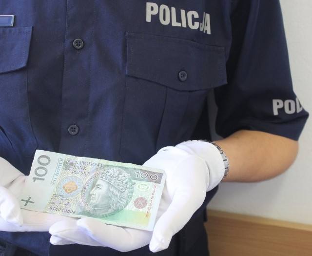 56-latek chciał przekupić policjantów banknotem o wartości 100 zł.