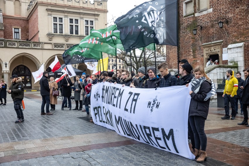 Kraków. Na Rynku Głównym manifestacja narodowców i kontrmanifestacja KOD