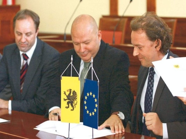 Od lewej marszałek Mieczysław Struk, jego zastępca Wiesław Byczkowski i Marek Szczepański, członek zarządu powiatu chojnickiego