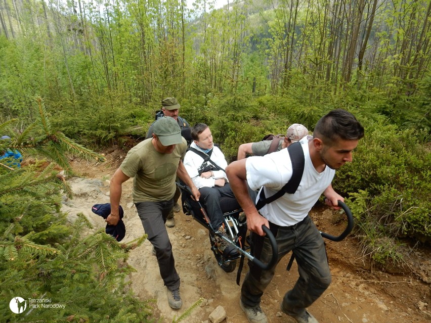 Tatry. Testują wózek dla osób niepełnosprawnych, który może otworzyć dla nich wędrówki po górach 