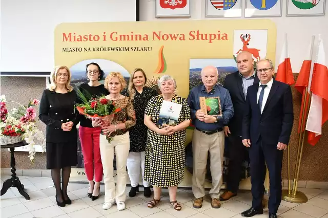 Sto lat pani Janiny Lucińskiej z Rudek w gminie Nowa Słupia. W swoim życiu odebrała 3,5 tysiąca porodów. Życzenia, kwiaty i dyplom w jej imieniu odebrały dzieci.