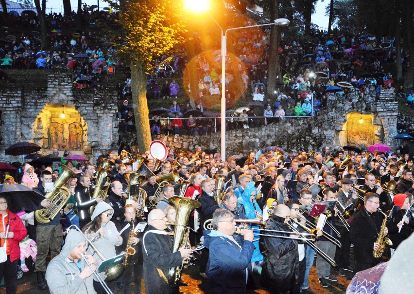 W sobotę wieczorem, mimo zimna i padającego deszczu, grota...