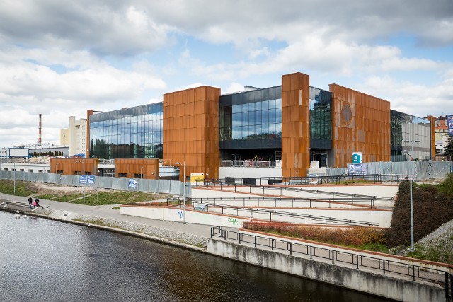 Trwa budowa nowych obiektów Astorii Bydgoszcz. Przy ul. Królowej Jadwigi w Bydgoszczy praca wre, a koniec modernizacji jest coraz bliżej.  Nowe obiekty to - w wielkim skrócie - 10 tys. m kw. powierzchni użytkowej, 10 tys. m sześc. betonu i 100 mln zł. Znajdzie się tam m.in. pierwszy w regionie basen o wymiarach olimpijskich. Basen będzie spełniał wymogi FINA, czyli Światowej Federacji Pływackiej, co oznacza, że będzie mógł być miejscem organizacji międzynarodowych zawodów. Maksymalna głębokość, jaką uda się uzyskać, a jaka pozwoli np. na treningi nurków, to 6 metrów. Sam basen będzie podzielony na 10 torów. Wokół niego powstają też trybuny na 450 osób.W połowie 2020 roku będziemy mogli się tam wykąpać. Poza basenem, nowa Astoria to również hala rozgrzewkowa, siłownia, szatnie, sale odnowy biologicznej, magazyny na sprzęt oraz hangary na kajaki sportowe i rekreacyjne. Zobaczcie jak już prezentuje się Astoria i wcześniejsze etapy prac >>>