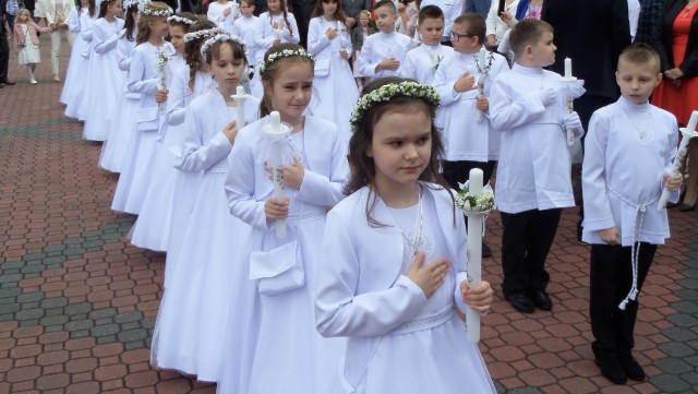 Pierwsza Komunia św. w Myszkowie, w parafii pw. Narodzenia Najświętszej Maryi PannyZobacz kolejne zdjęcia. Przesuwaj zdjęcia w prawo - naciśnij strzałkę lub przycisk NASTĘPNE