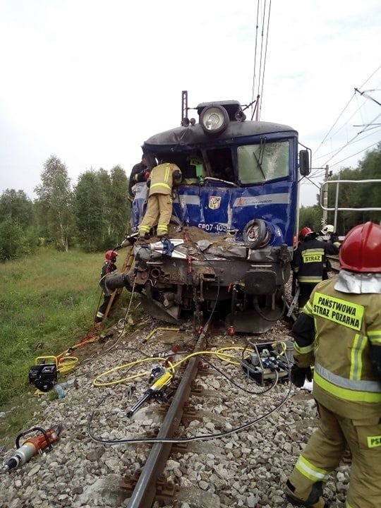 Tragedia pod Niskiem. W zderzeniu pociągu z ciężarówką zginęła jedna osoba, inna jest ciężko ranna! (DUŻO NOWYCH ZDJĘĆ)