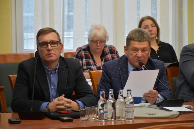 Radny Witold Grim (po prawej) wieloletni były dyrektor OSiR w Zawierciu nie zgadza się z obecną polityką prowadzoną przez miasto i OSiR w realizacji tej inwestycji.