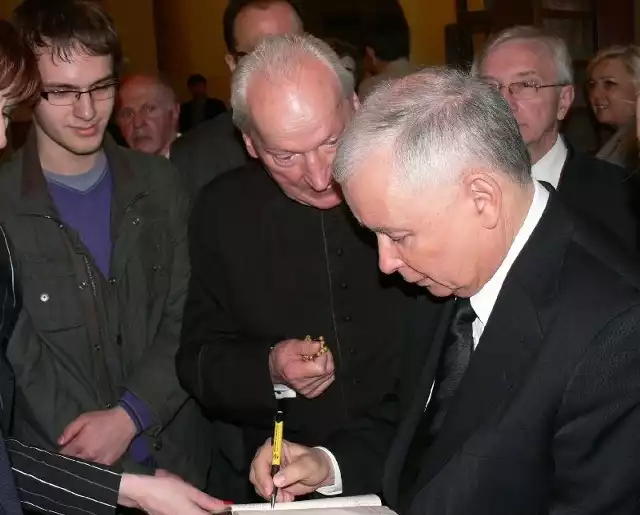 Licealista Wojciech Kuszewski jako jeden z nielicznych dostał od Jarosława Kaczyńskiego autograf. W międzyczasie ksiądz infułat Józef Wójcik wręczył prezesowi PiS przywieziony z Ziemi Świętej różaniec.