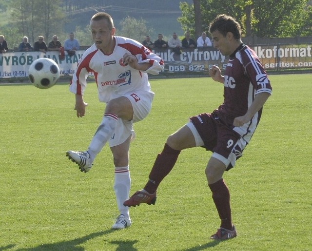 Bytowscy piłkarze zagrają wiele sparingów przed rozpoczęciem Bałtyckiej III ligi. Z lewej Piotr Łapigrowski.