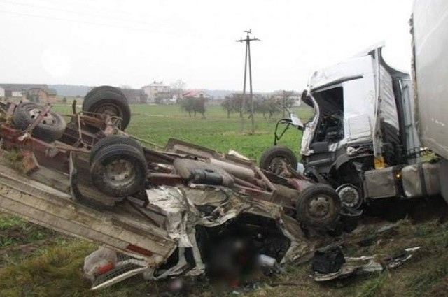 Wypadek pod Zambrowem, w którym zginęły 3 osoby. Natomiast pod Hajnówką zginęły 2 osoby. Dziś 5 osób pod Łomżą.