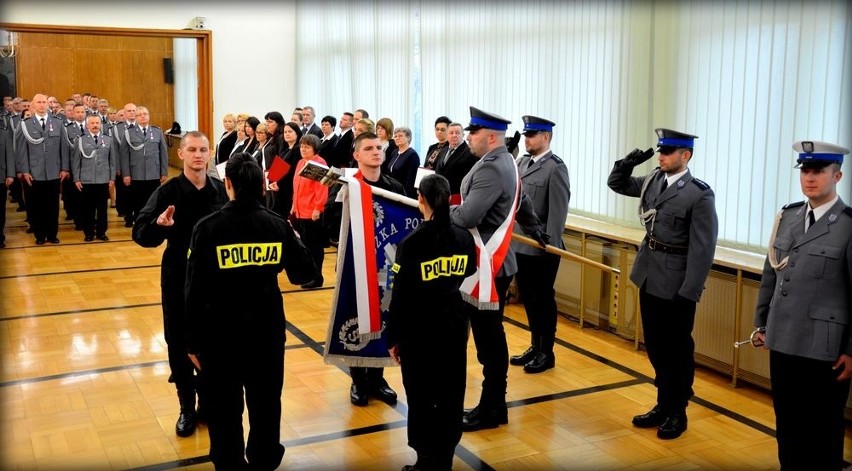 Ślubowanie nowo przyjętych policjantów.