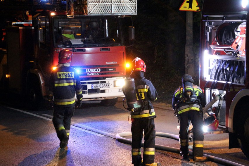 Groźny pożar w Rybniku. Paliło się 14 samochodów