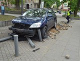 Kraksa na Sienkiewicza. Kierowca toyoty skosił słupki! [FILM, zdjęcia]