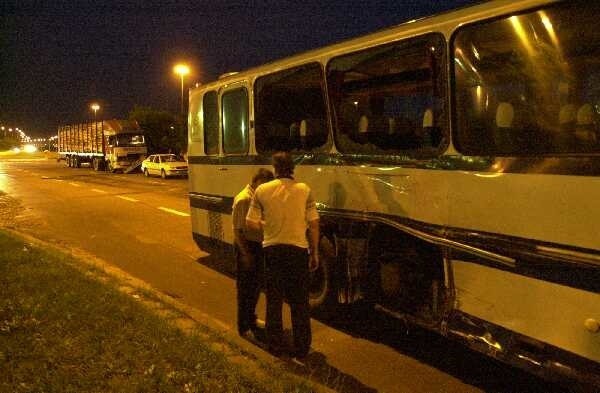 Na skutek uderzenia wybite zostały trzy boczne szyby w autobusie, ale pasażerom nic się nie stało