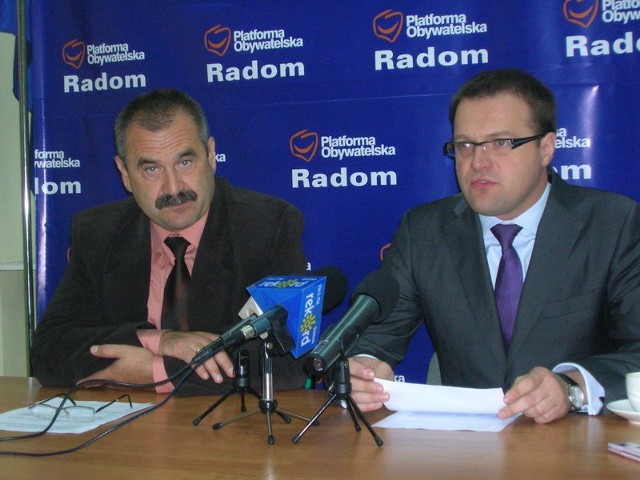 Od roku nie krytykowaliśmy prezydenta Kosztowniaka, ale sprawa gruntów pod lotnisko wymaga naszego komentarza - mówili podczas konferencji prasowej Wiesław Wędzonka ( z lewej) i radosław Witkowski.