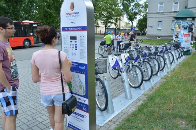 Stacja rowerów miejskich na placu Piłsudskiego, a wypożyczanie rozpoczyna się od przeczytania instrukcji wypożyczeń