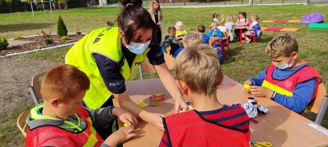 Policjantki podczas zajęć warsztatowych w uczniami Publicznej Szkoły Podstawowej w Kozłowie.