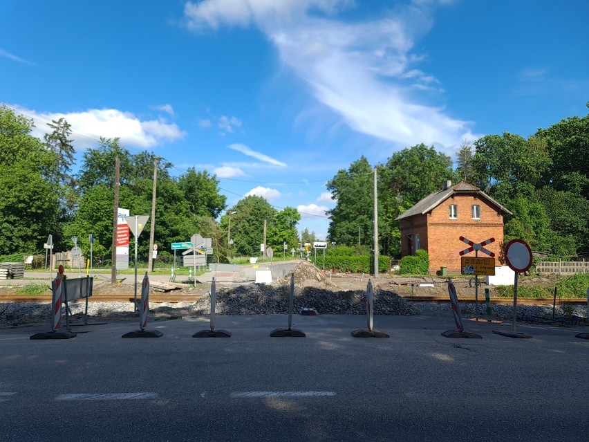 Zamknięty przejazd kolejowy w Papowie Toruńskim - Osieki
