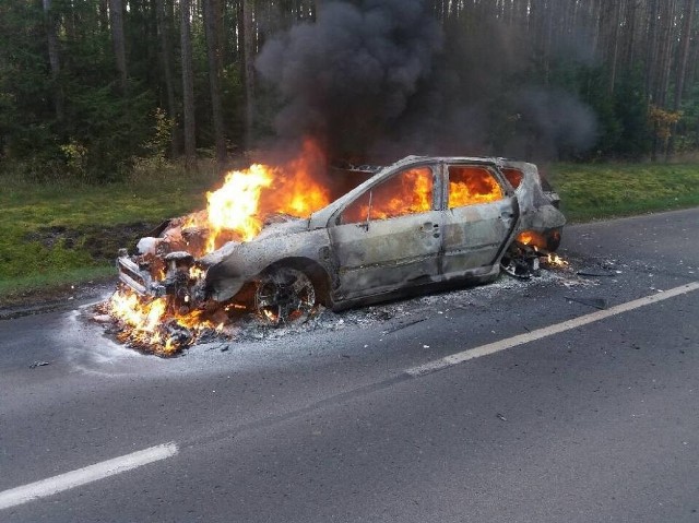 Samochód spłonął doszczętnie