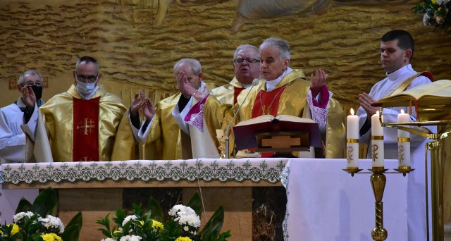 W czwartek w rocznicę objawień Matki Bożej w Lourdes przypada 29. Światowy Dzień Chorego. Z tej okazji w kościele świętego Stanisława Biskupa Męczennika na osiedlu Barwinek w Kielcach ksiądz biskup Marian Florczyk odprawił uroczystą mszę świętą w intencji chorych i ich rodzin oraz o zatrzymanie pandemii koronawirusa. W mszy koncelebrowanej wzięli tez udział między innymi ksiądz Mirosław Cisowski, rzecznik kieleckiej kurii oraz ksiądz prałat Marian Janus, proboszcz miejscowej parafii.   Było to jednocześnie diecezjalne spotkanie Apostolatu Maryjnego.W homilii ksiądz biskup Marian Florczyk odniósł się do czasów pandemii koronawirusa. Mówił o samotności chorych w szpitalach i ich rodzin, które nie mogą być z bliskimi w tych trudnych chwilach.-Wokół nas jest wiele osób cierpiących, chorych. Co dziś nas najbardziej boli? Czego się najbardziej lękamy? Boli opuszczenie i samotność. W szpitalach umierają chorzy w samotności. Samotność potęguje ból i strach. Takiego bólu rozstania w samotności doświadczają nie tylko ci, którzy chorują i leżą w szpitalach, ale i najbliżsi chorych. Nie można się zbliżyć do szpitalnego łóżka, nie można przekroczyć progu szpitalnego. Ból często rozlewa się w naszych sercach. Nie można nawet ostatni raz popatrzeć na odchodzącą osobę, nie można nawet powiedzieć ostatniego zdania, nie można dotykiem miłości pogłaskać choćby nawet czoła odchodzącej osoby. To bardzo trudne doświadczenia - mówił ksiądz biskup Marian Florczyk.   Po zakończeniu Eucharystii była adoracja Najświętszego Sakramentu, a następnie błogosławieństwo Najświętszym Sakramentem przez księdza biskupa Mariana Florczyka. Wierni zebrani w kościele odmówili też koronkę do Bożego Miłosierdzia. Galeria zdjęć na kolejnych slajdach.Dorota Kułaga