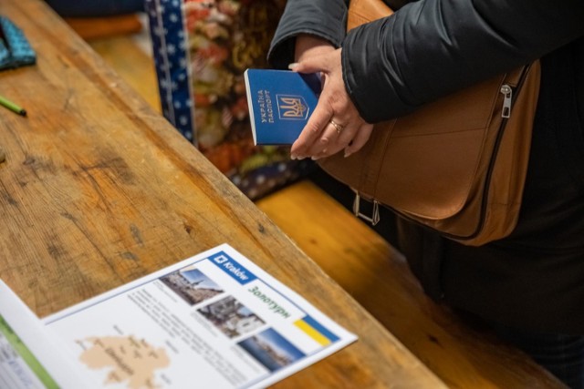 tłum, jaki zamykamy w Polsce w słowie „uchodźcy” to zmieszana brutalną ręką mieszanka kultur i mentalności daleko bardziej różnych niż Polsce.