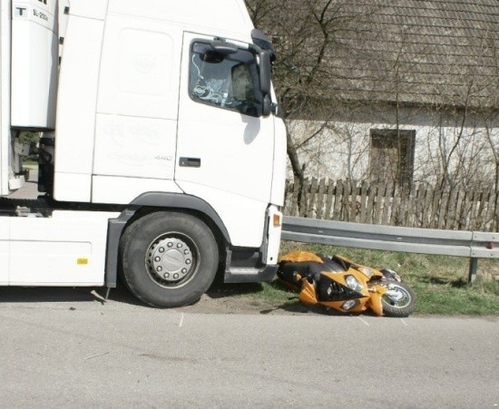 Motorowerem zajechała drogę tirowi! W starciu z ciężarówką była bez szans...   