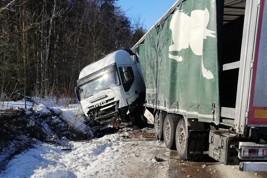 Tir wpadł do rowu na DW 689. Policja wyznaczyła objazdy