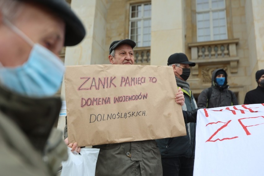 Protest lokatorów mieszkań zakładowych pod urzędem...