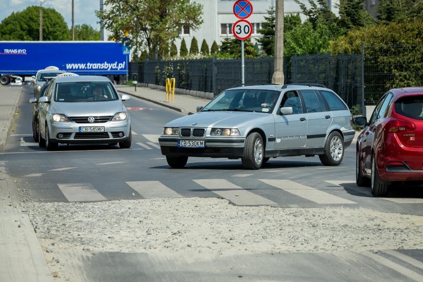 Od awarii wodociągu minęło półtora miesiąca. Asfalt w...