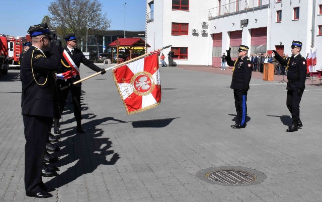 Podczas uroczystości w Komendzie Powiatowej PSP w Inowrocławiu wyróżniający się strażacy otrzymali odznaczenia państwowe i resortowe, a także akty nominacji na wyższe stopnie służbowe oraz nagrody pieniężne.