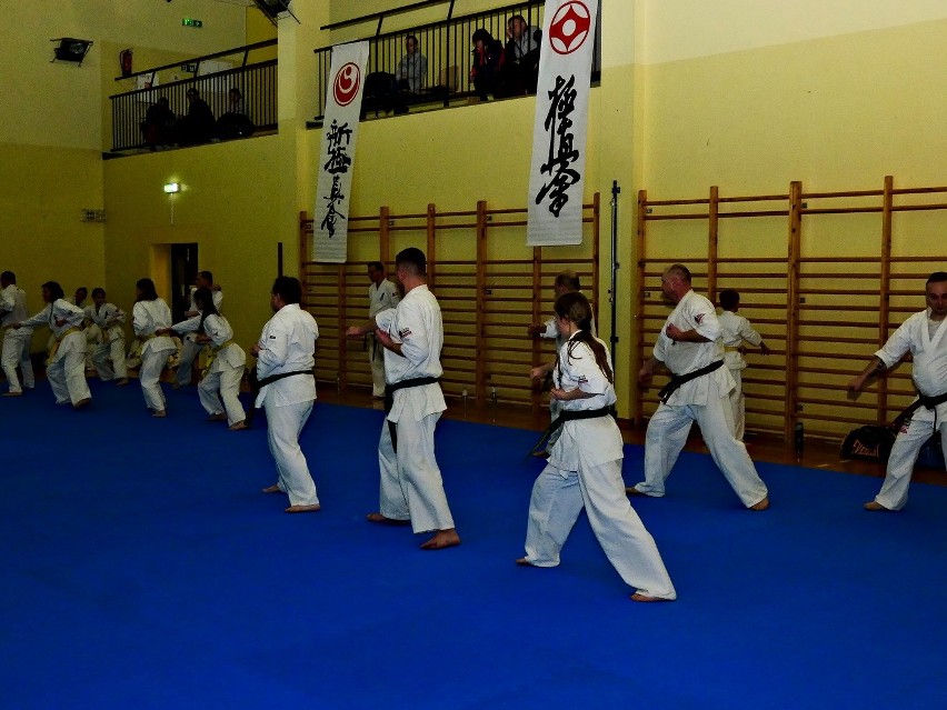 Ponad 100 osób wzięło udział w egzaminie na stopień kyu w siedzibie Klubu Karate Morawica. Prowadzącym był Mariusz Mazur. Zobacz zdjęcia