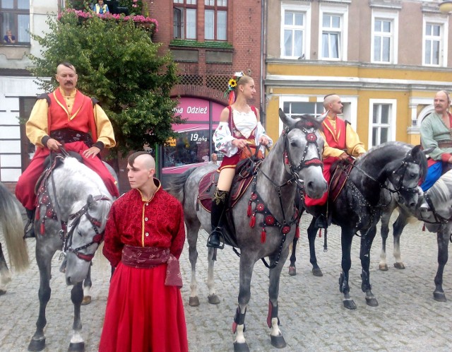 W piątek późnym popołudniem w Golubiu-Dobrzyniu uroczystym przemarszem przez miasto zainaugurowano 40. Jubileuszowy Wielki Międzynarodowy Turniej Rycerski. Na czele orkiestra, a za nią przedstawiciele drużyn, które 2 i 3 lipca będą prezentować swoje zdolności na Zamku Golubskim. Na starówce burmistrz miasta otwierając rycerskie święto uznał, że Golub-Dobrzyń jest stolicą światowego rycerstwa. To tu pierwszy raz zaczęto organizować nowożytne turnieje. Na Zamku Golubskim turniej z rycerzami już 40. raz [program]