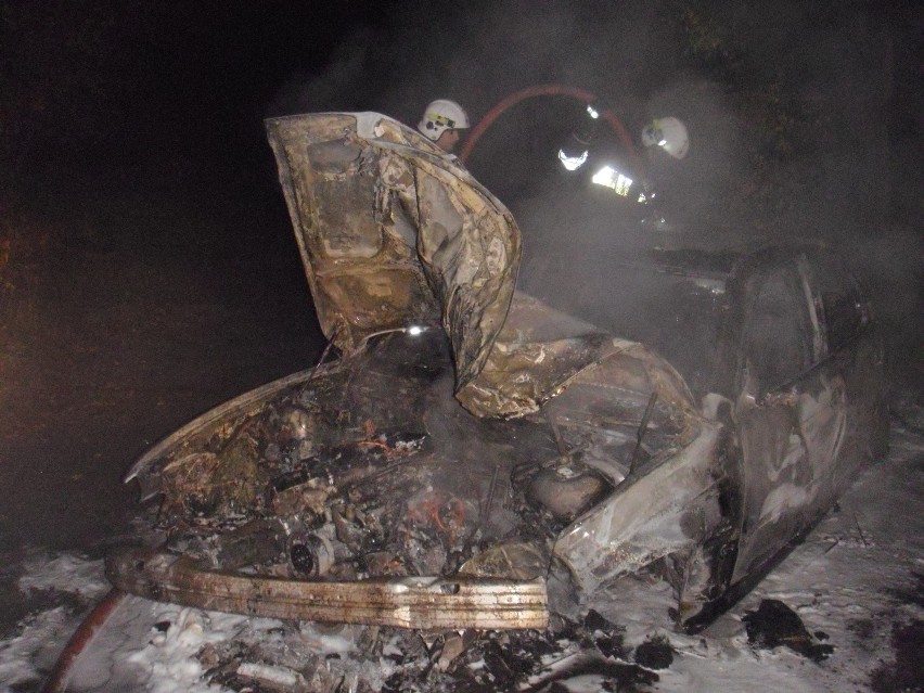 Wypadek w Jarosławcu: BMW uderzyło w drzewo i zapaliło się