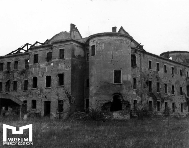 Tak wyglądały ruiny zamku w Kostrzynie nad Odrą po wojnie, przed ich rozbiórką.