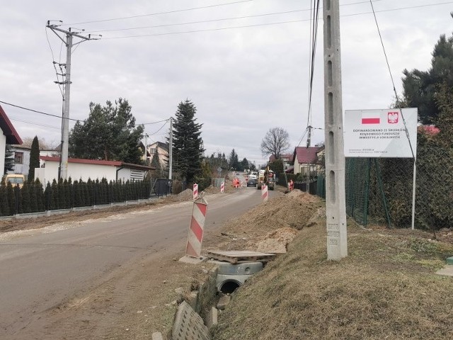 Droga powiatowa w Dąbrowie (gmina Kłaj) jest przebudowywana na długości 650 m. Powstanie chodnik; jezdnia zostanie poszerzona i zyska nową nawierzchnię. Prace potrwają do lata 2022 roku