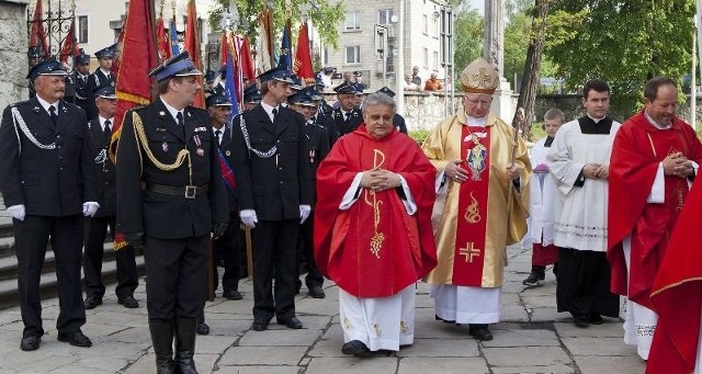 Nabożeństwo celebrował i homilie wygłosił biskup Kazimierz Ryczan &#8211; w asyście licznych duchownych, w tym księdza kanonika Jana Staworzyńskiego (z lewej).